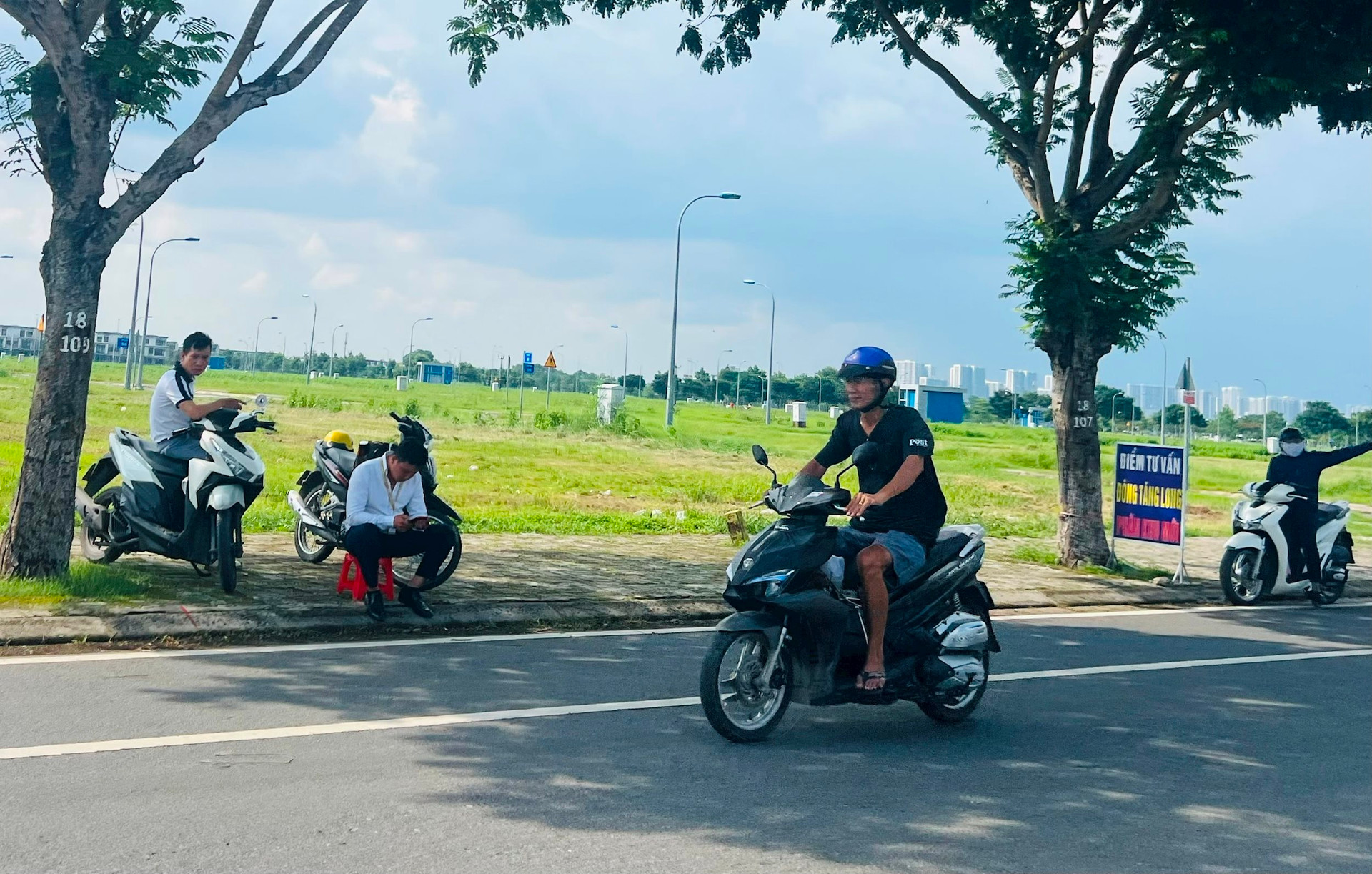 Nhà đầu tư sốt sắng đi “săn” đất, môi giới tất bật dẫn khách đi xem trước thềm luật có hiệu lực từ ngày 1/8